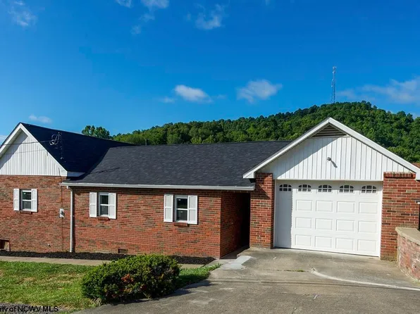 106 Jefferson St, Fairview, WV 26570
