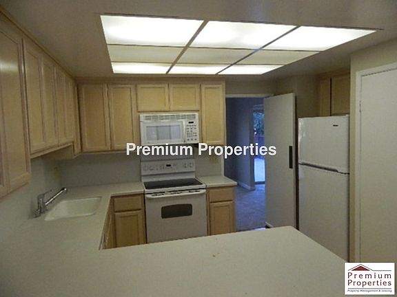 4th image of 794 Country Club Dr