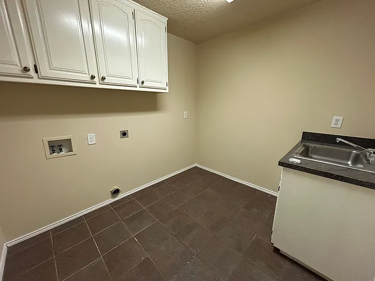 2661 FM 35 — Photo 10
