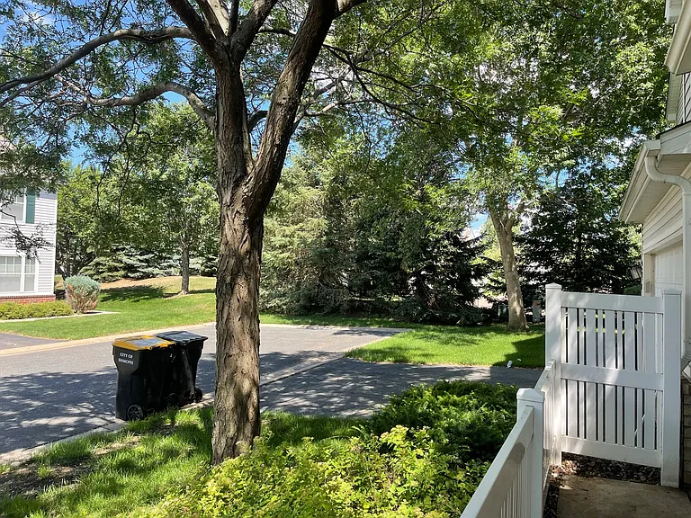 1725 Countryside Dr — Photo 2
