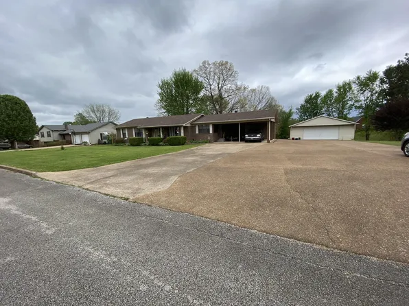 56 Greenbriar Ave, Lexington, TN 38351