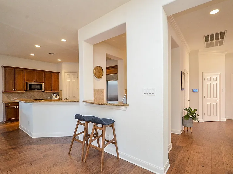 2826 Tudor Mnr — Photo 20