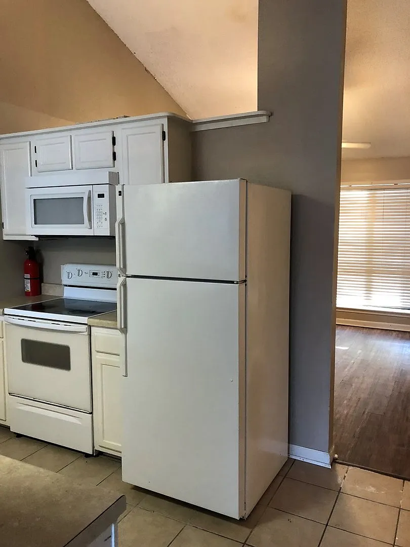 Must see this Remolded 2 Bedroom 2 Bath Townhome Avail NOW — Photo 4
