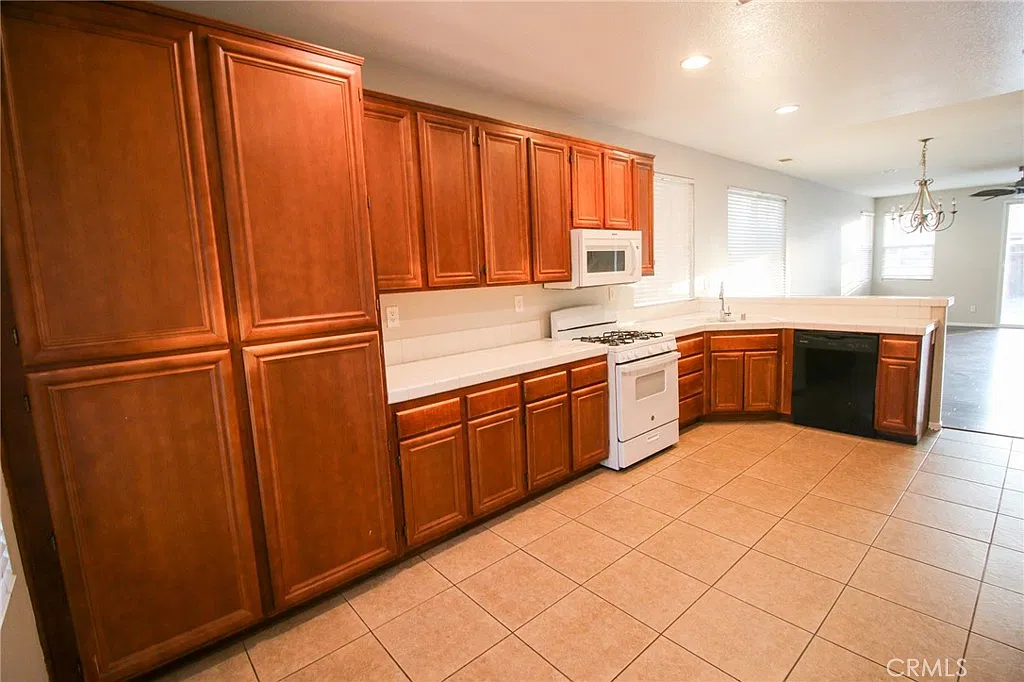 5 bed, 2600 sqft, $3,195 — Photo 3