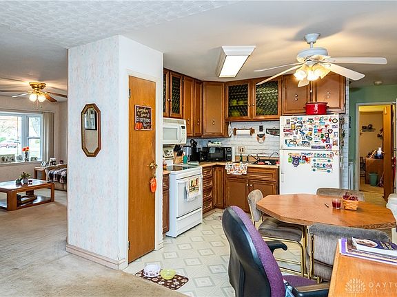 5th image of 220 Whitehorn Dr