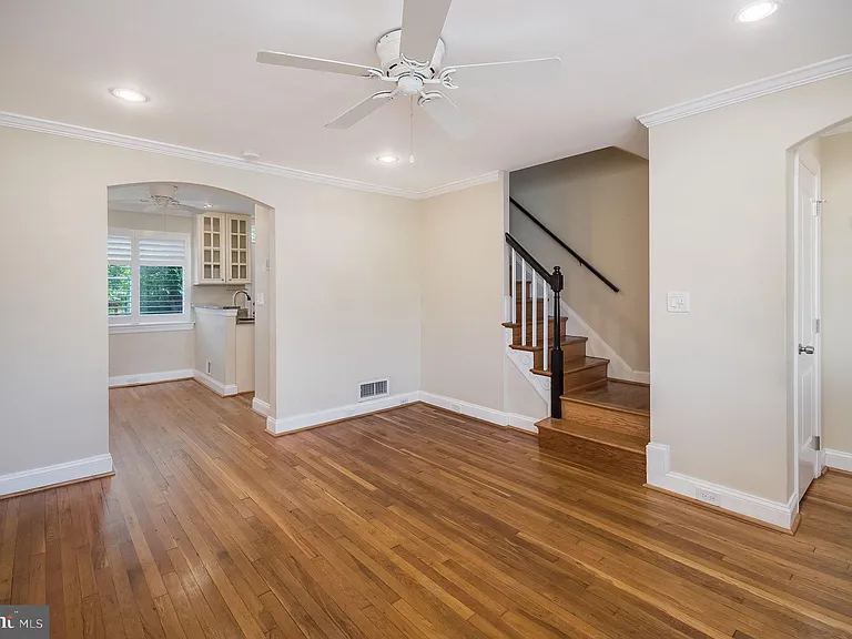 320 Wesmond Dr — Photo 2