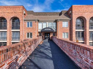 14308 Conway Meadows Ct E APT 102, Chesterfield, MO 63017