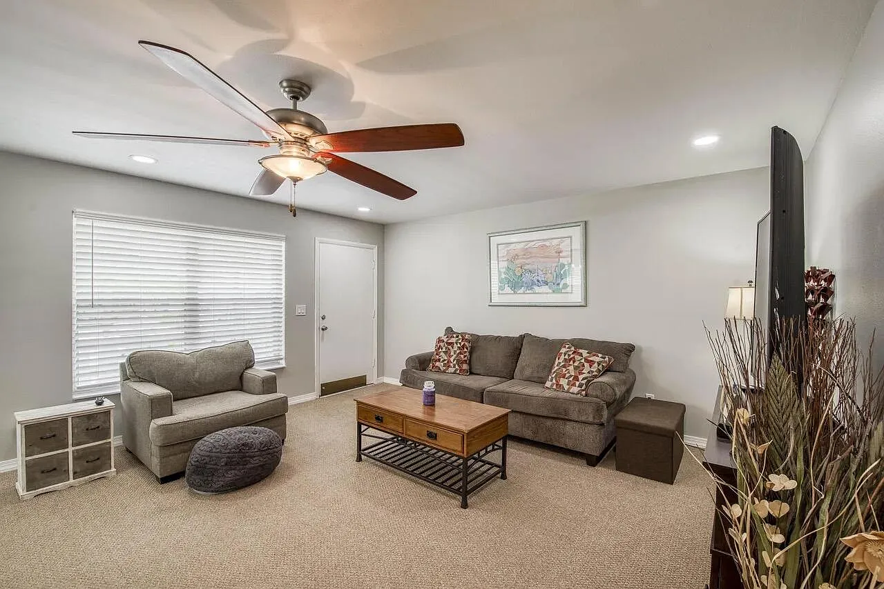 2 bed, 2.0 bath, 992 sqft, $1,800 — Photo 2