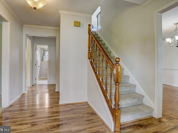 3rd image of 9 Meadow Knoll Ct