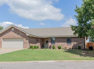 2220 N Village Dr, Bonham, TX 75418
