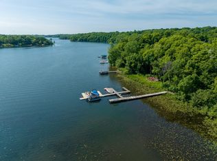 716 Lake Point Dr, Chanhassen, MN 55317