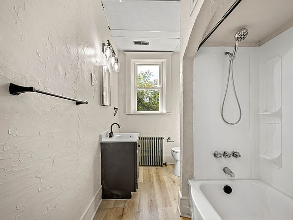 2nd image of 226 E End Ave #3-1
