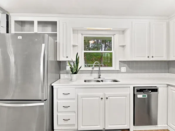 28 Hilltop Cir, Worcester, MA 01609