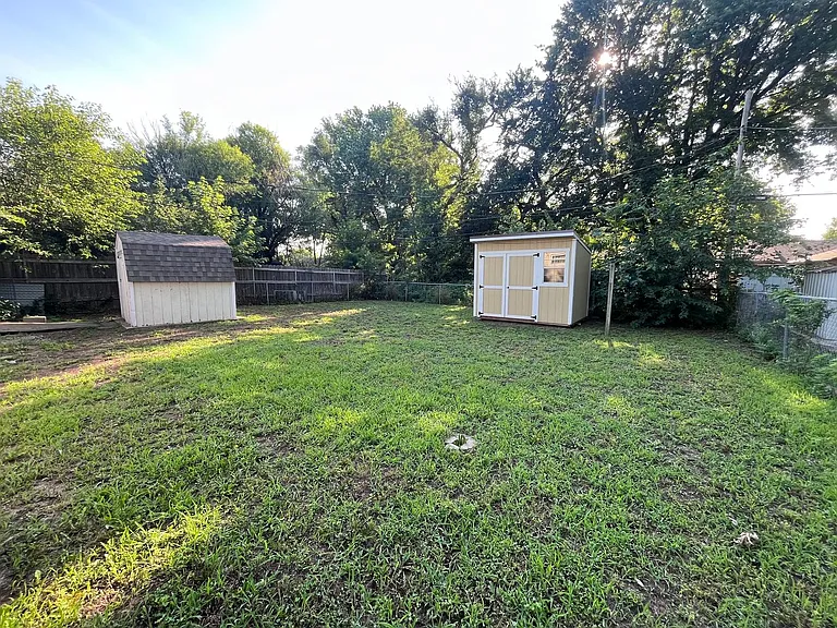208 S Lamar Ave — Photo 5