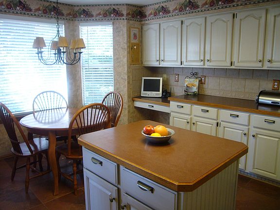 Eat-in Kitchen