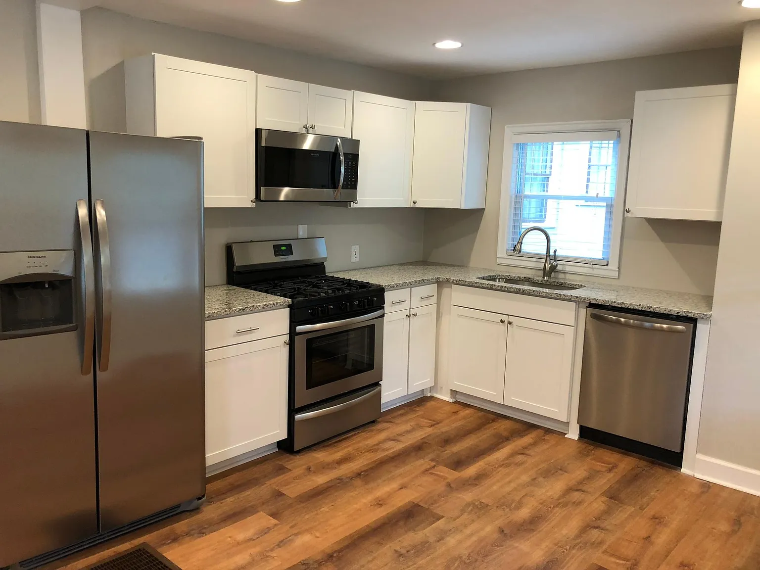 2 bed, 834 sqft, $1,575 — Photo 2