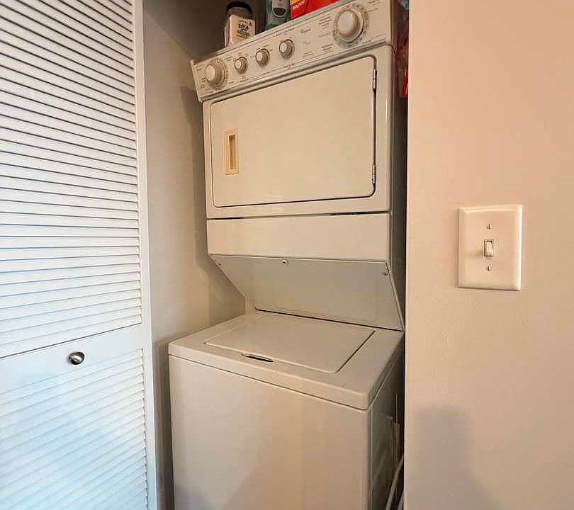 2nd image of 1228 W Monroe St Unit 504