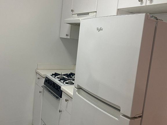 3rd image of 330 E 46th St APT 10A