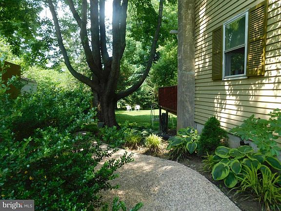 3rd image of 207 Scarlett Ave