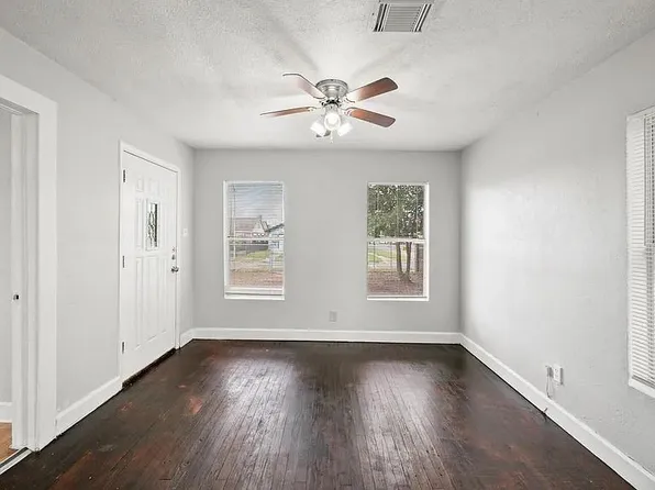 3101 Illinois St, Baytown, TX 77520