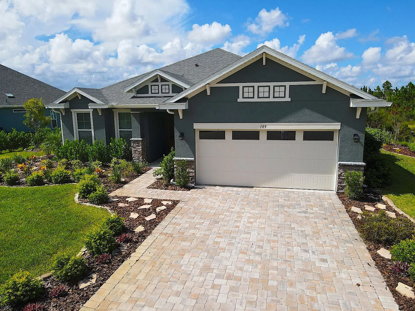 Stunning 3 Bedroom w Flex Room 2.5 Bathroom Home for Rent in Huntington Village! — Photo 2
