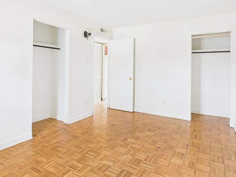 Forest Square Apartments — Photo 27