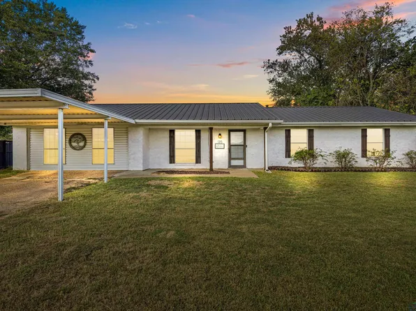 135 Camelia Dr, Tatum, TX 75691
