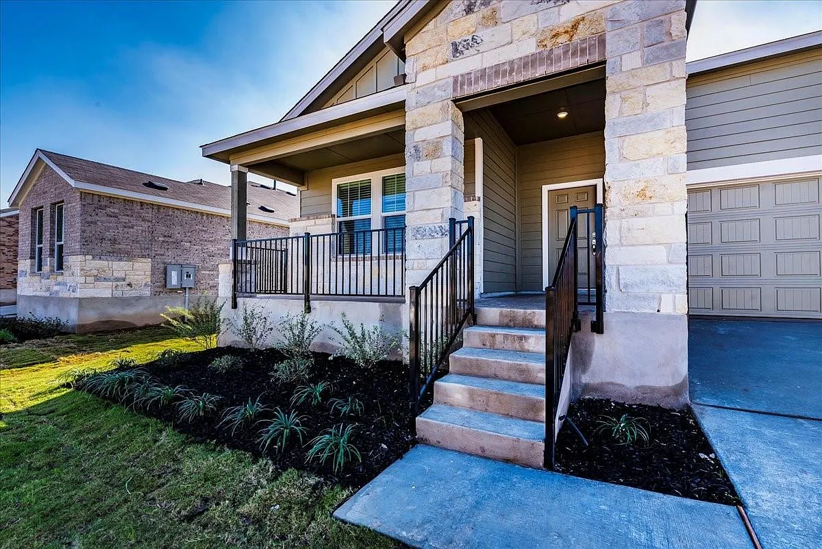 4 bed, 3.0 bath, 2356 sqft, $2,400 — Photo 2