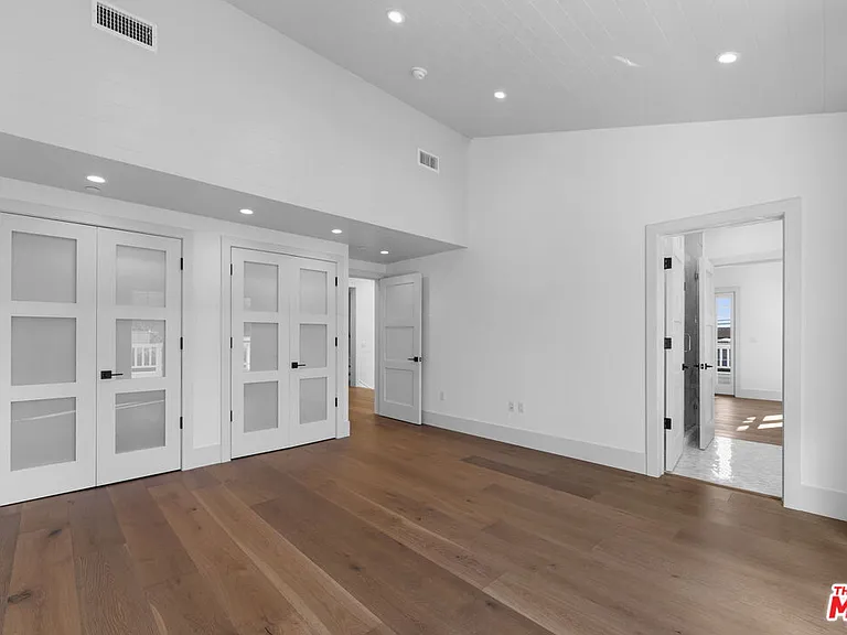 566 Ida St — Photo 26