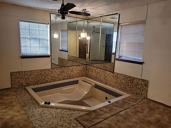 Hot Tub in Primary bdrm