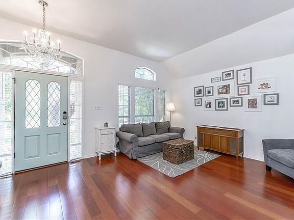 4th image of 607 Peterson Ln