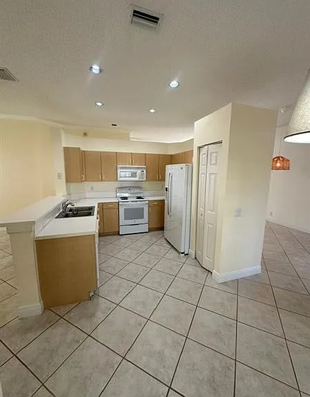 1572 Banyan Way — Photo 9