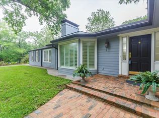 2 Wakefield Dr, Saint Louis, MO 63124