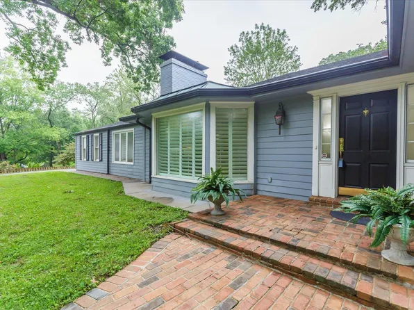 2 Wakefield Dr, Saint Louis, MO 63124