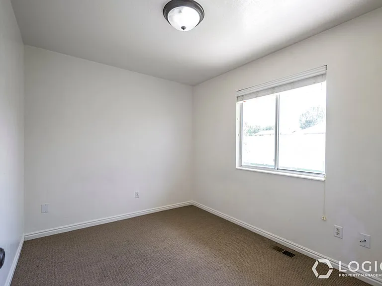 934 E 500 N — Photo 18