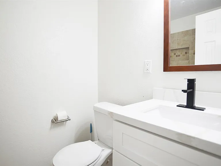 536 Castlelake Dr — Photo 18