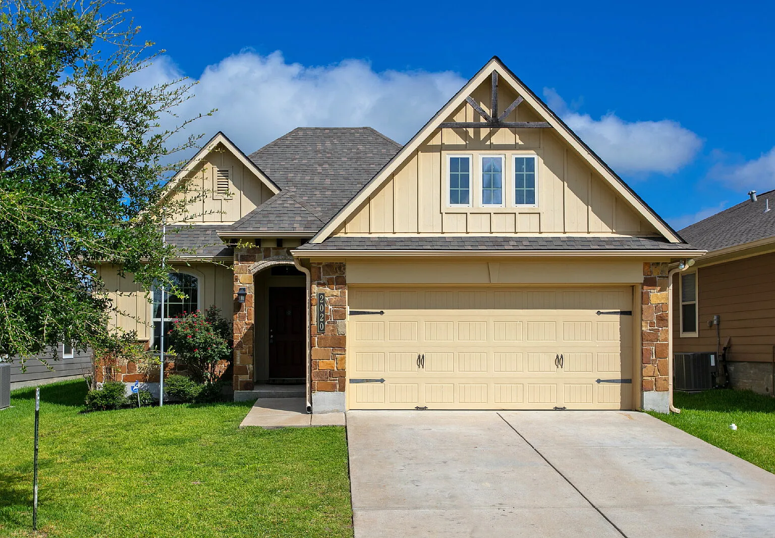 3 bed, 2.0 bath, 1454 sqft, $2,050 — Photo 1