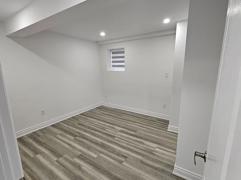1290 Duignan Cres #LOWER — Photo 13