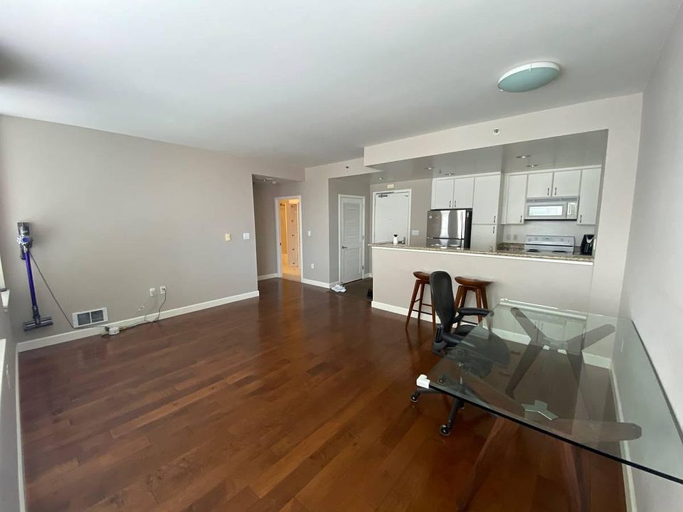 1st image of 250 King St Unit 736