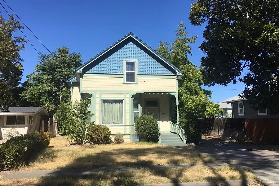 425 E Hawthorne St photo 1