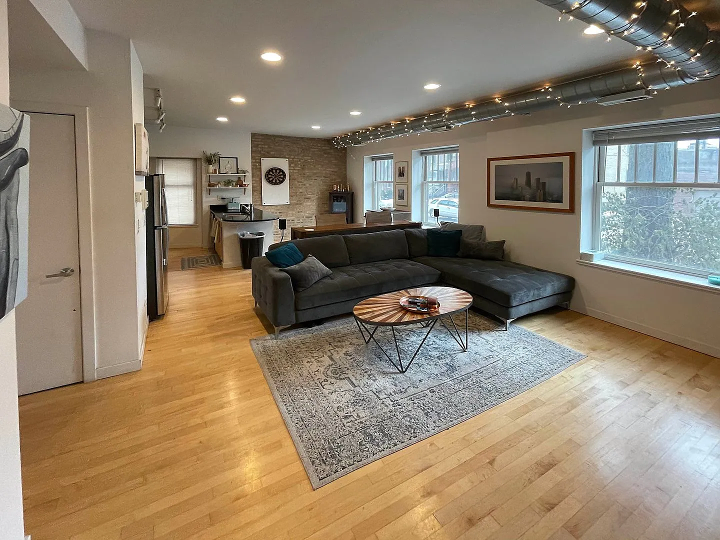 Great Wicker Park Large 1 Bedroom. Exposed Brick. Laundry. Porch. Free Internet. Amazing Street. ... — Photo 4