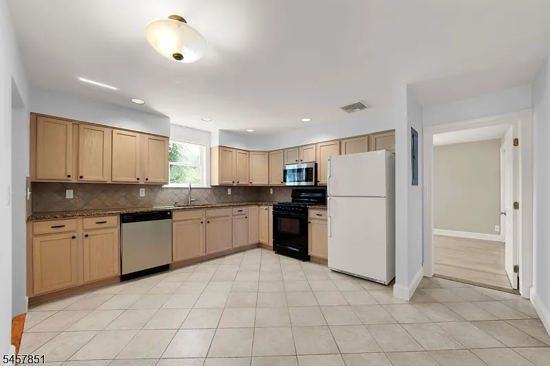 3 bed, 2.0 bath, $3,750 — Photo 4