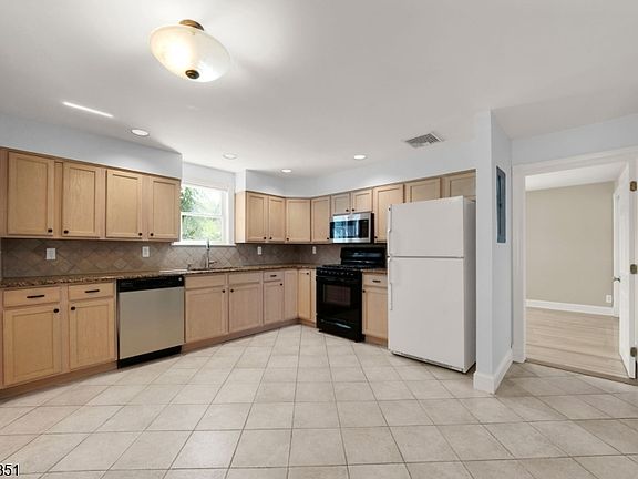 4th image of 14 Locust St Floor 2