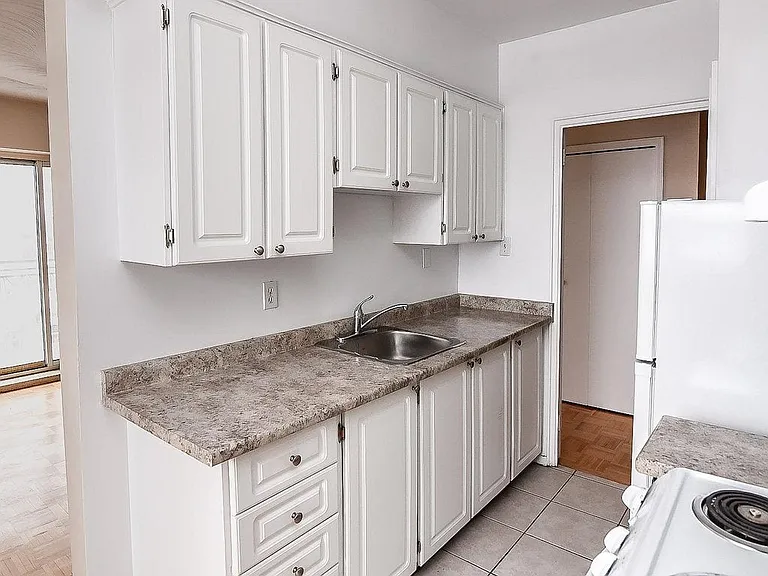 54 Mohawk Rd W — Photo 9