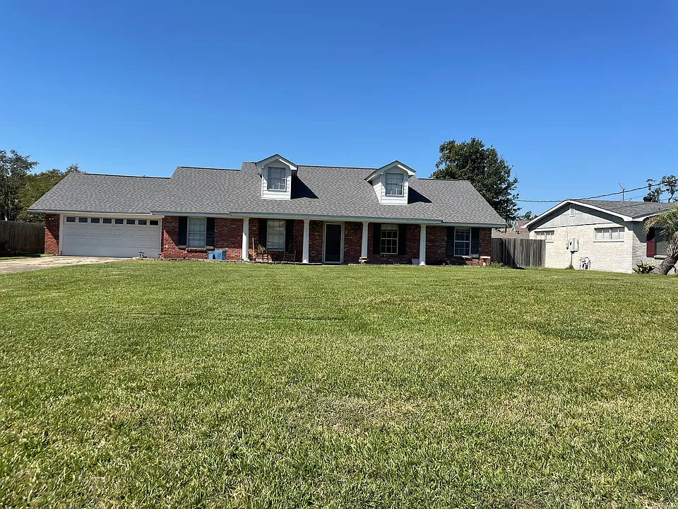 1412 Forest Ln