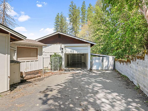 4th image of 301 Red Spur Dr