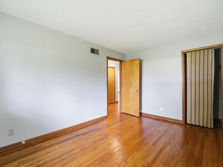 3233 Brady Ln — Photo 7