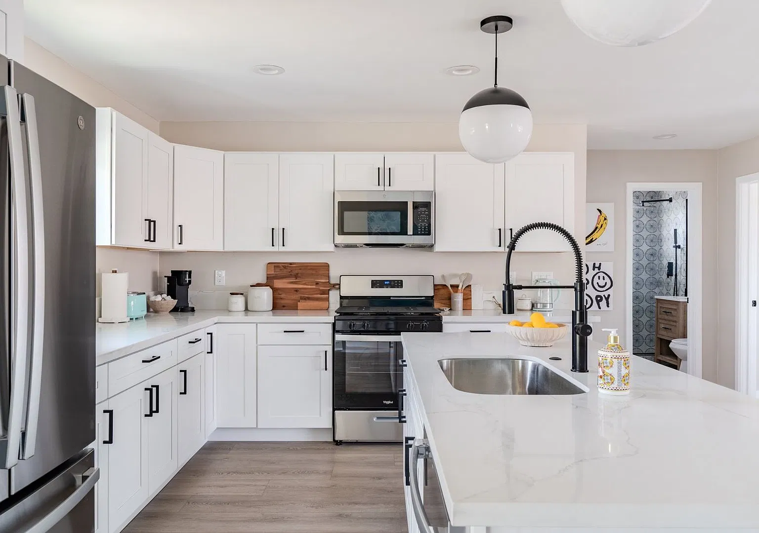 Stunning 4 Bed / 2 Bath with Chef's Kitchen, In-Unit Laundry and Shared Backyard Retreat — Photo 4