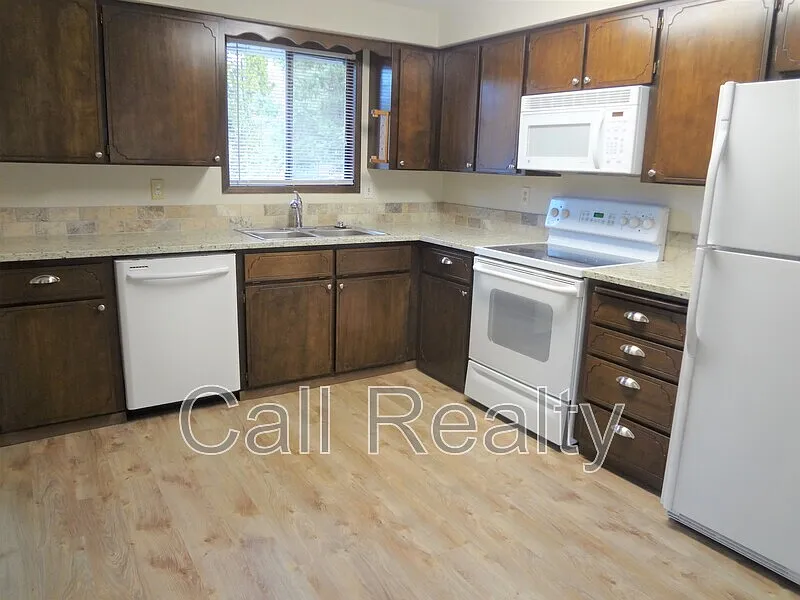3 bed, 2.0 bath, 1705 sqft, $2,100 — Photo 4