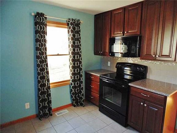 3rd image of 313 W 6th St